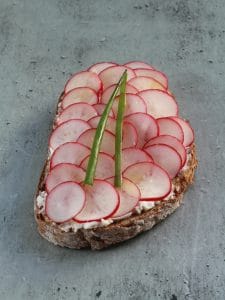Tartine au fromage frais et radis roses