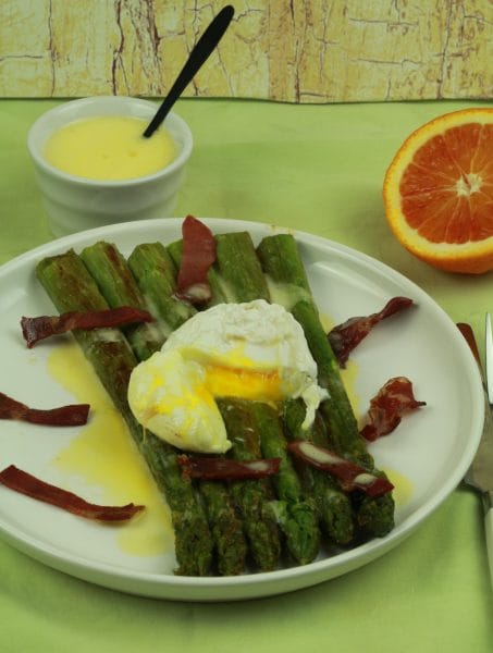Oeufs pochés et asperges vertes d'Alsace