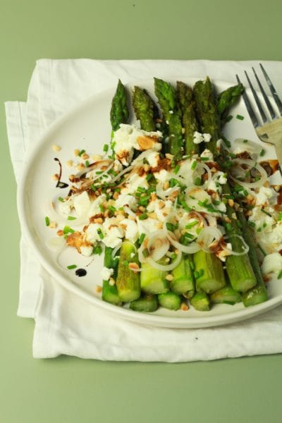 salade d'asperges vertes tièdes à la féta et aux noisettes salade d'asperges vertes tièdes à la féta et aux noisettes