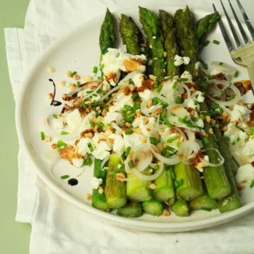 salade d'asperges vertes tièdes à la féta et aux noisettes