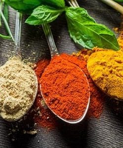 Associer les épices avec les légumes