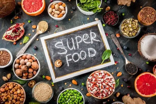 ensemble aliments dietetiques sains biologiques superaliments haricots legumineuses noix graines leg