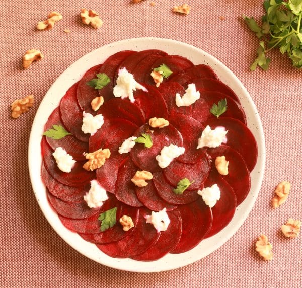 Carpaccio de betteraves aux noix et mozzarella Carpaccio de betteraves aux noix et mozzarella