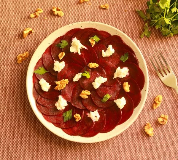 Carpaccio de betteraves aux noix et mozzarella Carpaccio de betteraves aux noix et mozzarella