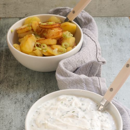 Fromage blanc aux herbes et pommes de terre sautées