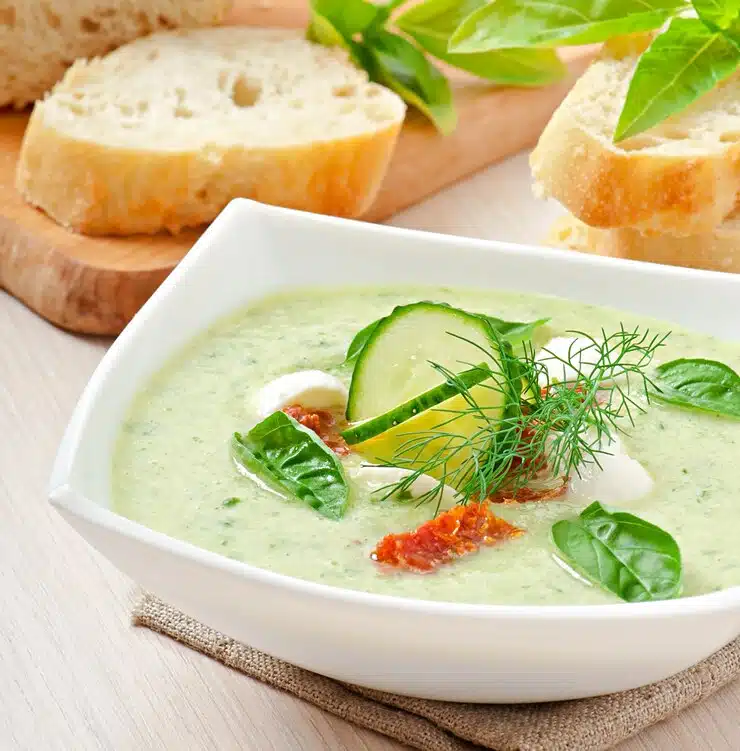Soupe froide au concombre, tomates séchées et mozzarella