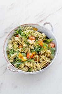 Salade de pâtes aux tomates cerises et roquette