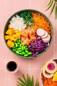 Poké bowl au saumon et édamame Poké bowl au saumon et édamame