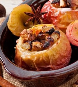 Pommes au four avec raisins secs, noix et miel Pommes au four avec raisins secs, noix et miel