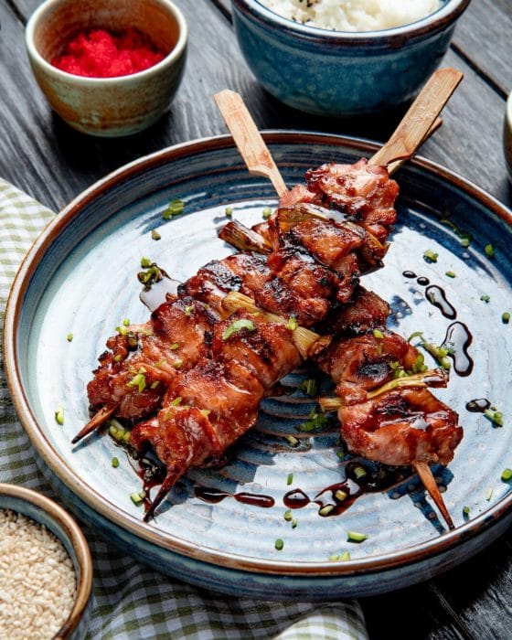 Brochettes de poulet laquées au soja