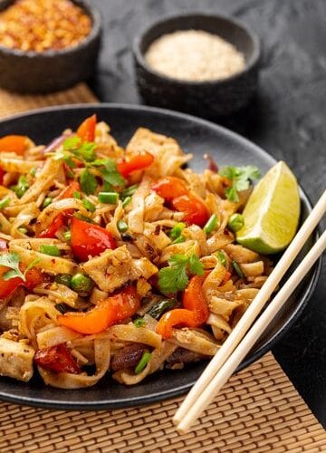 Nouilles de riz au poulet et légumes