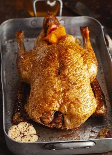 Canard entier rôti au four et petits légumes