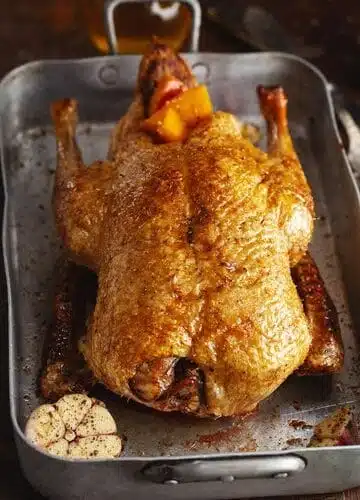 Canard entier rôti au four et petits légumes