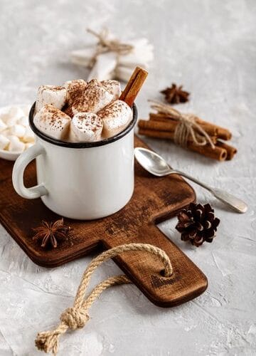 Chocolat chaud aux épices et guimauves
