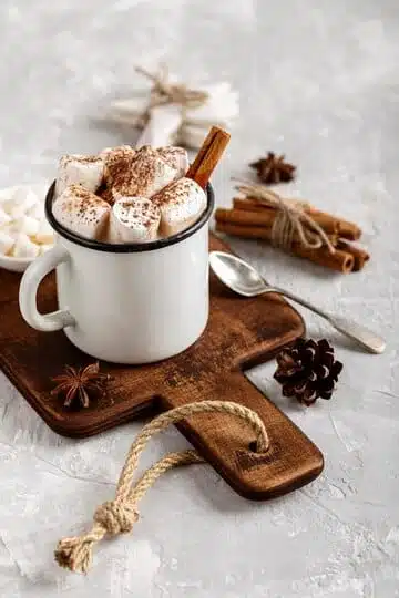 Chocolat chaud aux épices et guimauves