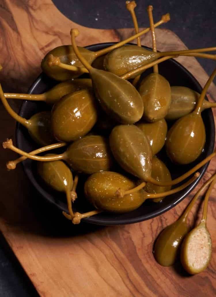 Zoom sur les fleurs de câpres