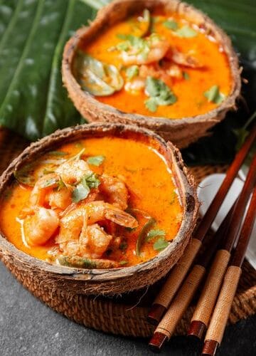 Crevettes au curry rouge