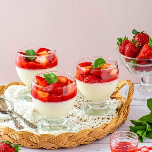 Panna cotta aux fraises et menthe