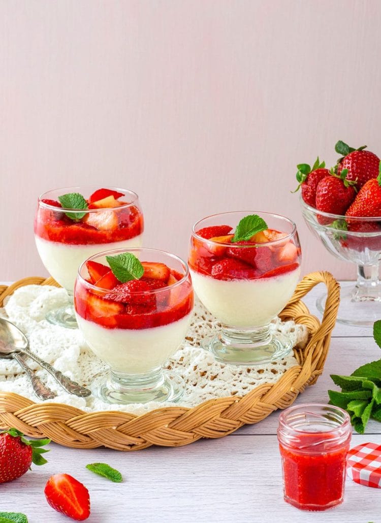 Panna cotta aux fraises et menthe
