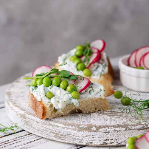 tartine au fromage frais et petits pois