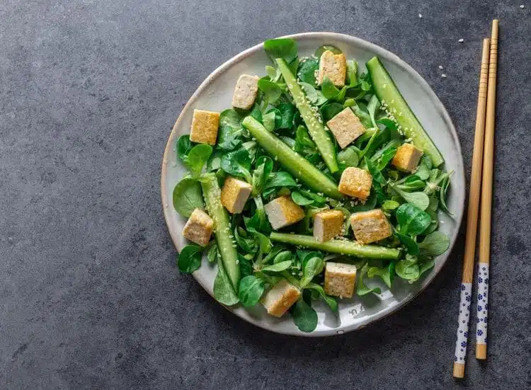 salade gourmande au tofu et concombre