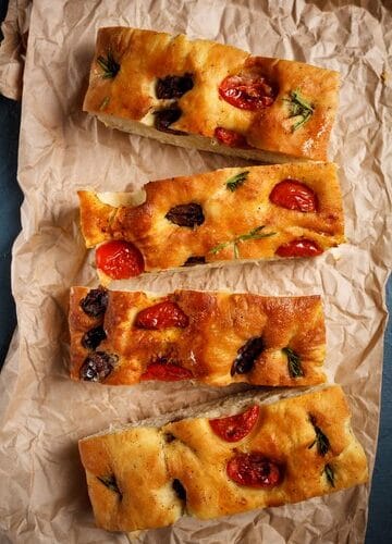 Focaccia au romarin et tomates cerises