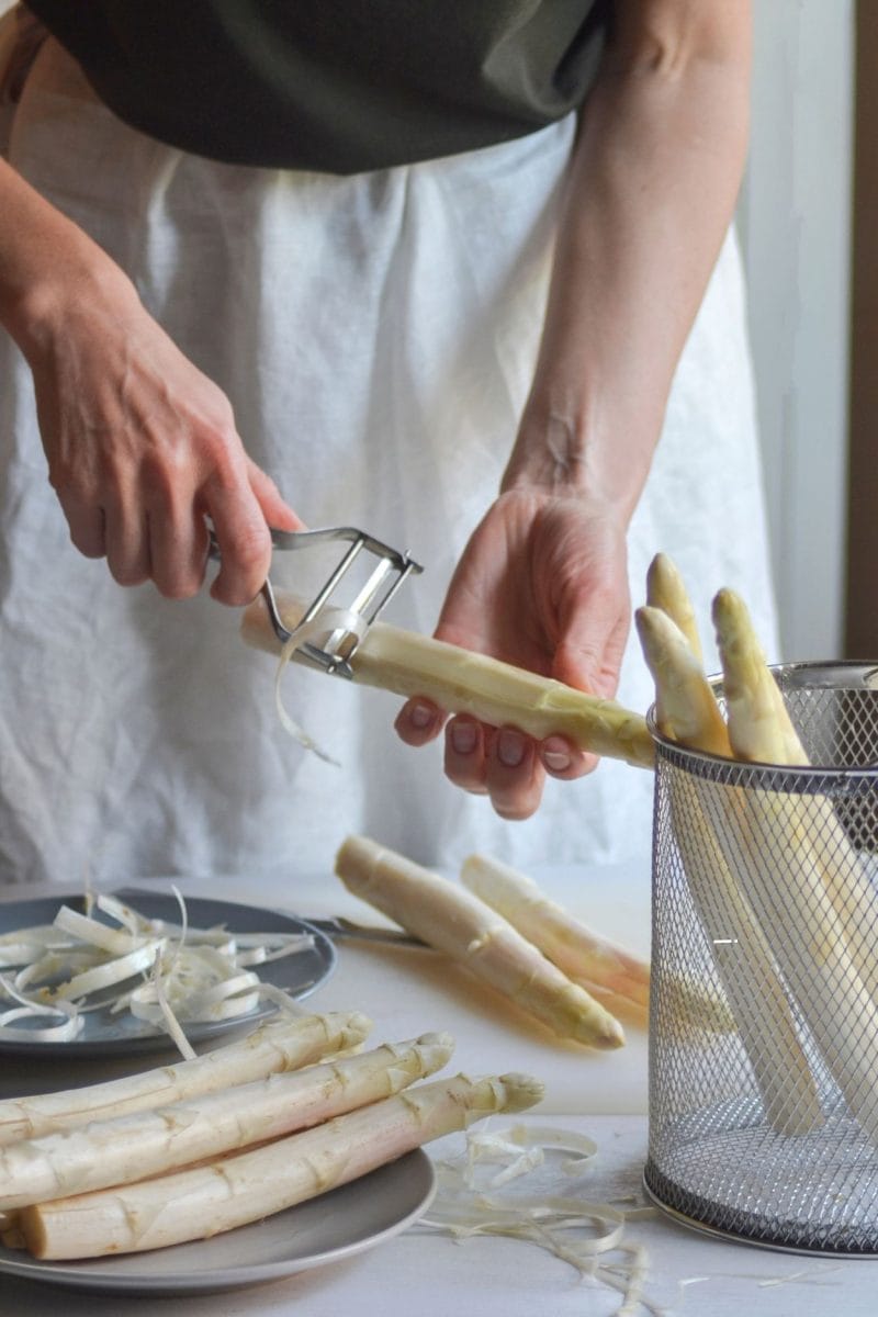 Épluchage des asperges blanches