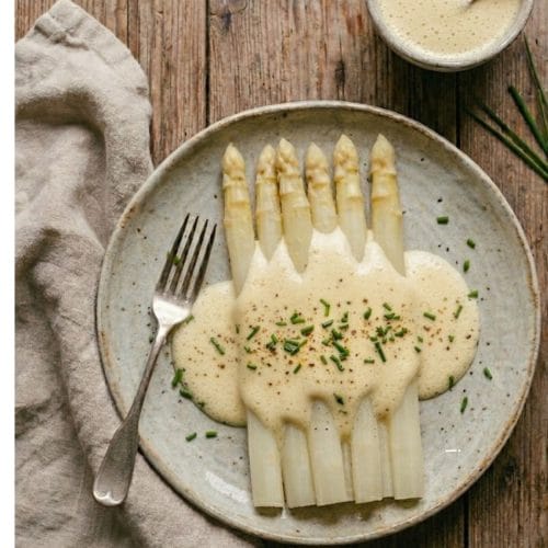 Asperges blanches et sauce hollandaise