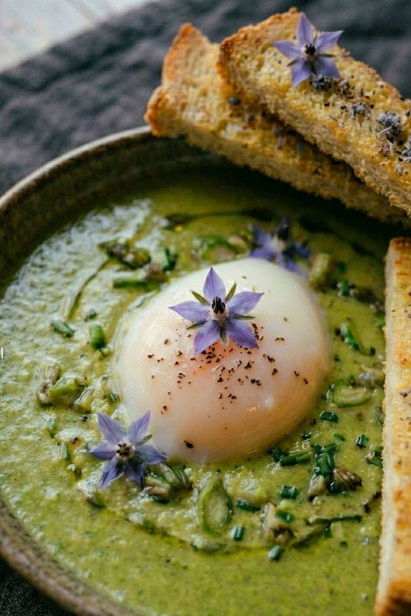 Oeuf parfait et crème d'asperges vertes Oeuf parfait et crème d'asperges vertes