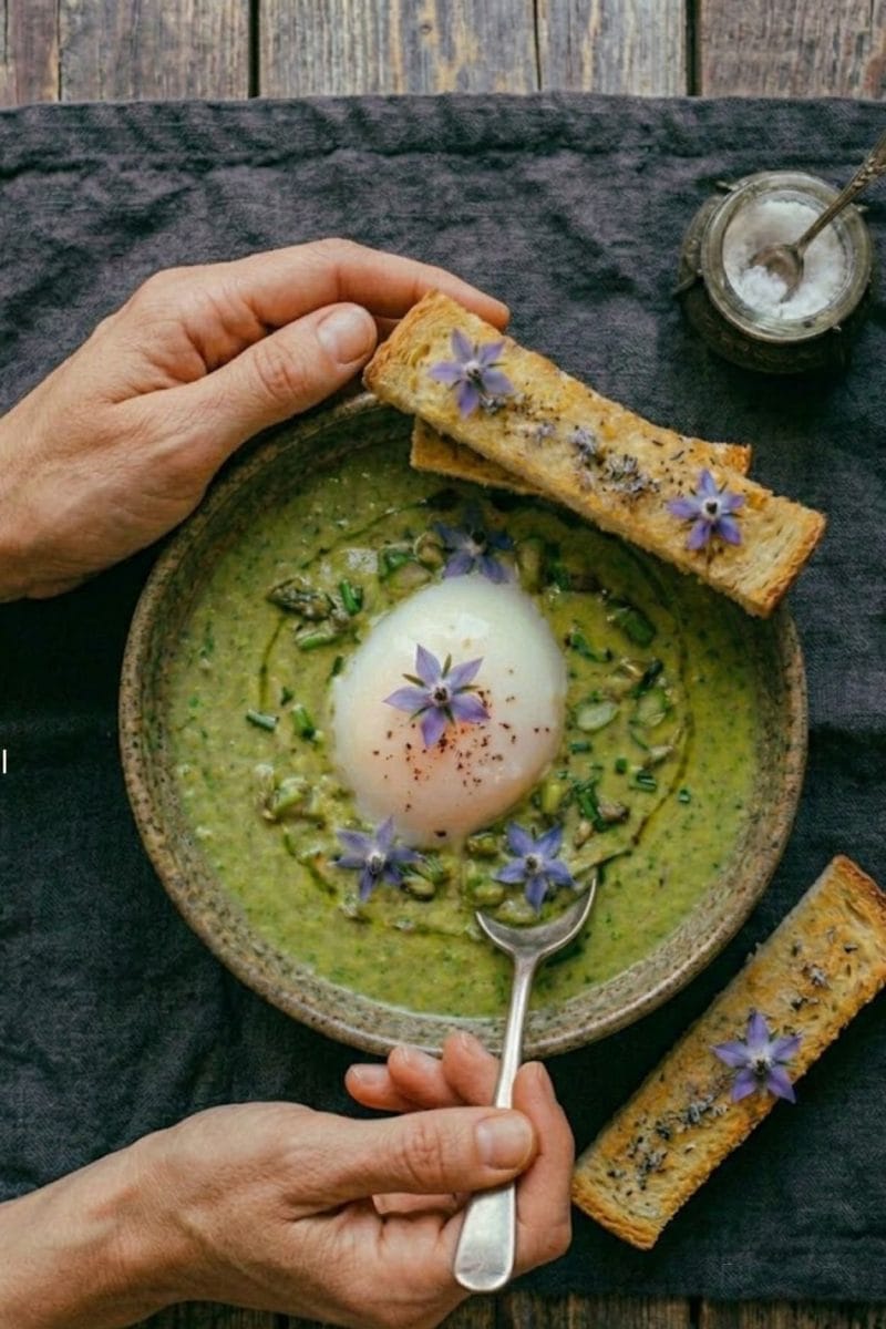 Oeuf parfait et crème d'asperges vertes Oeuf parfait et crème d'asperges vertes